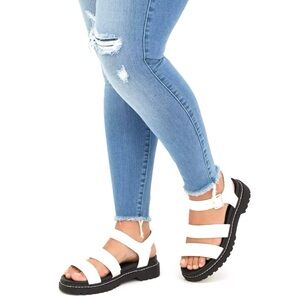 🌟SALE🌟🆕🦋TORRID Chunky Lug Sole Sandal🦋